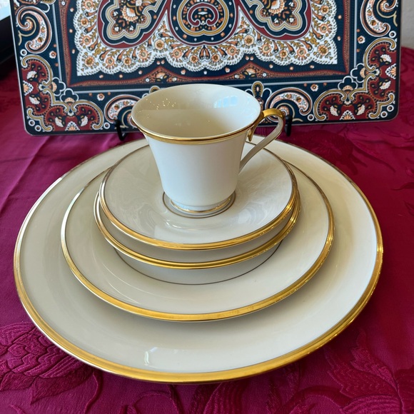 Lenox Classic Collection Jewel Platinum Fine  Bone China Dinnerware for 8